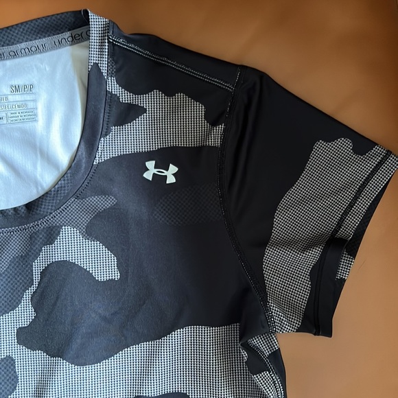 Under Armor t-shirt - small - Picture 3 of 5